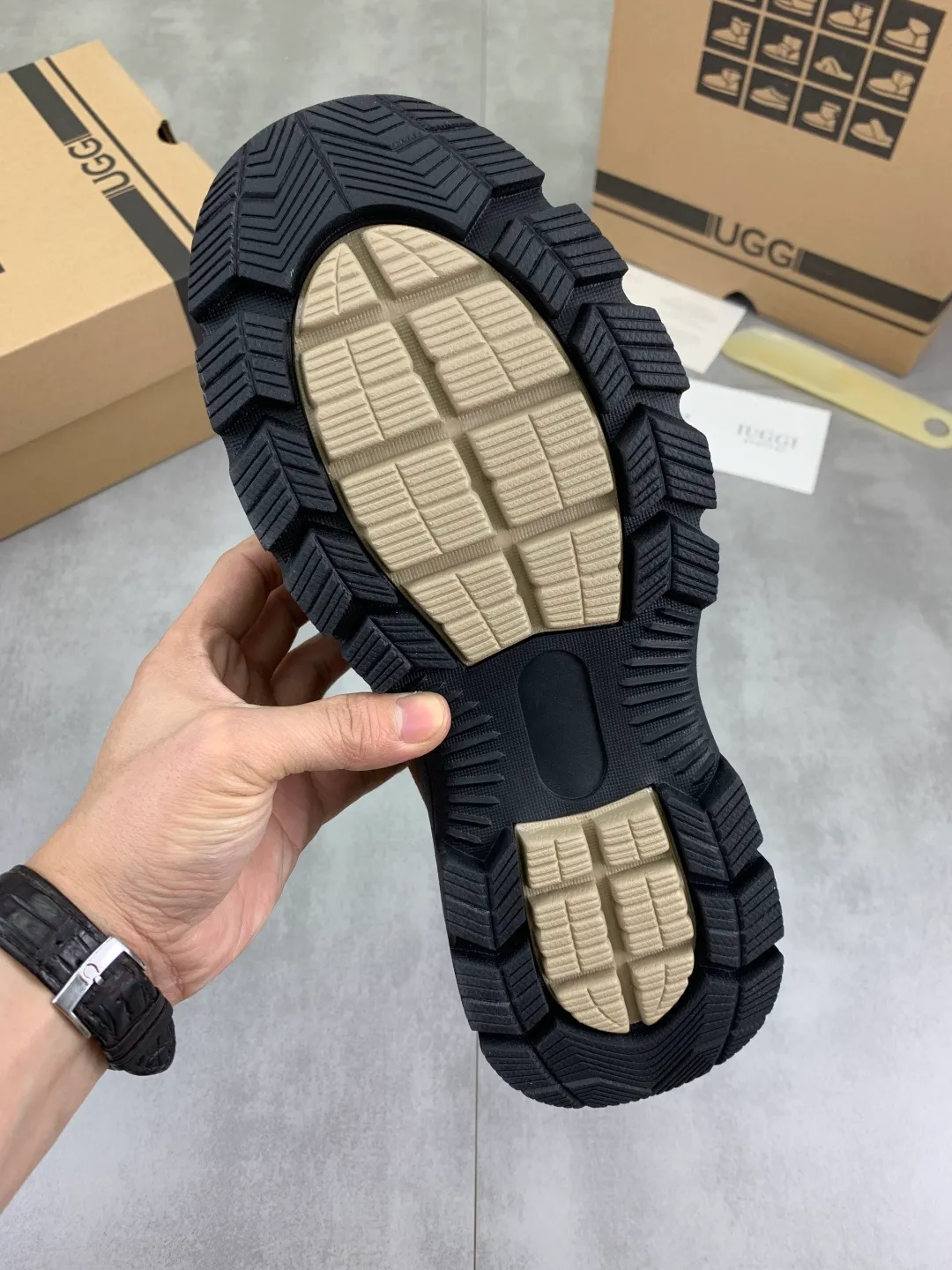 Men's men's shoes 💰P620 New arrival 🆕🆕🆕 IUGGI men's British retro Martin boots Winter new men's outdoor hiking boots First layer of cowhide on the outside and wool on the inside Comfortable and warm sole Rubber outsole Non-slip and firm Trendy and fashionable Casual and versatile Size: 39-44 Three colors A6869